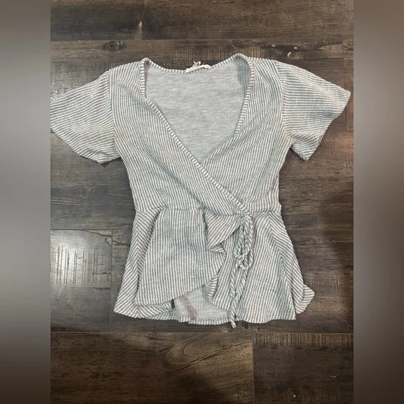 ๐๐Striped Wrap Peplum Top in Light Gray and White ๐๐ - Picture 1 of 1